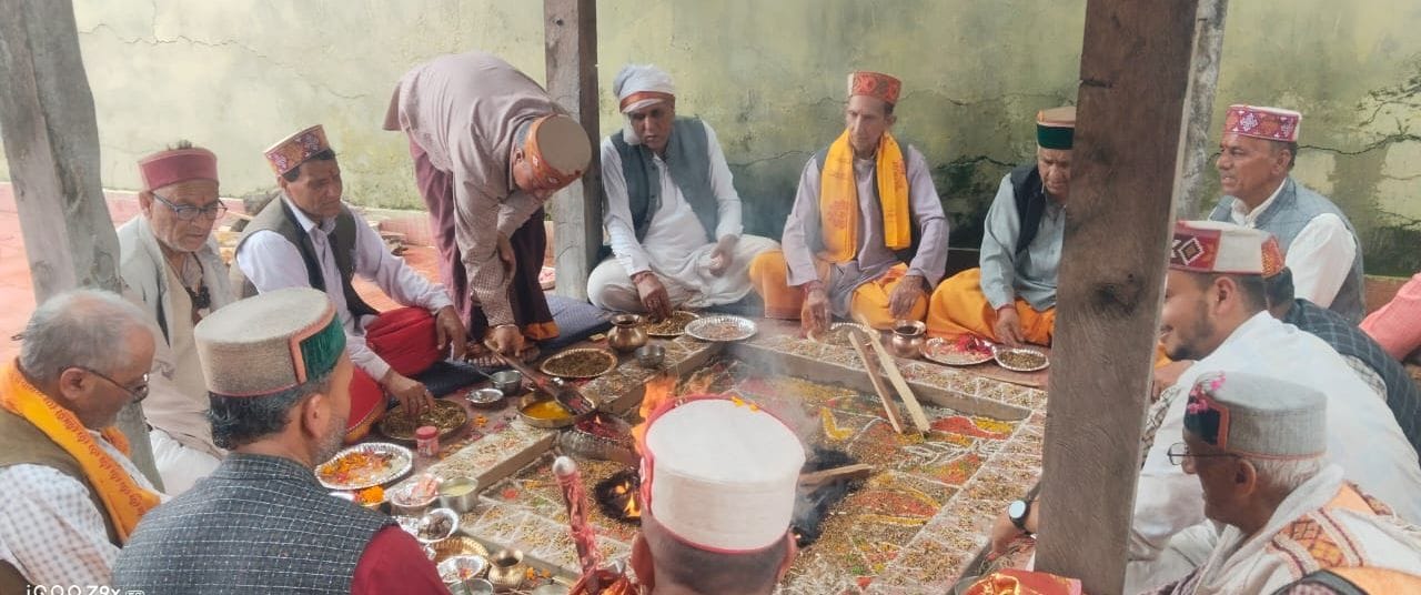 आनी के कुंगशी महादेव मंदिर में भजनों पर झूमते ग्रामीण। संवाद