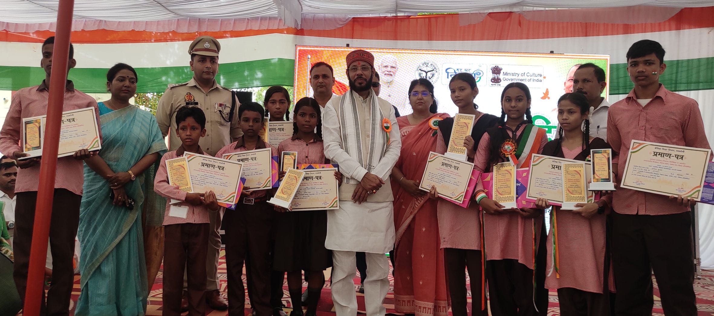 आरेडिका में स्वतंत्रता दिवस पर सांस्कृतिक कार्यक्रम प्रस्तुत करती छात्राएं।