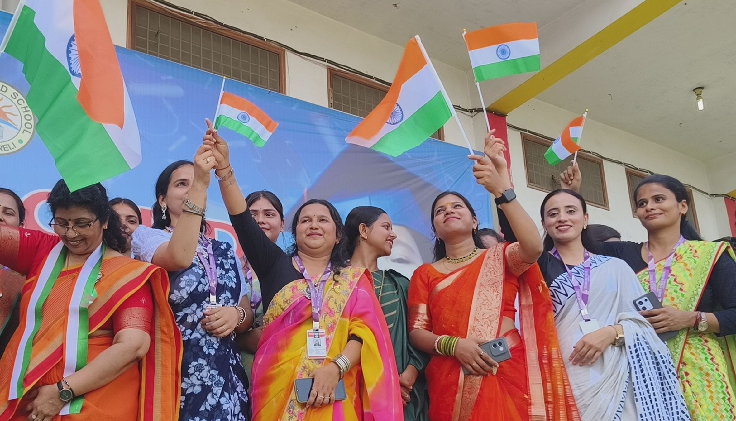 आरेडिका में स्वतंत्रता दिवस पर सांस्कृतिक कार्यक्रम प्रस्तुत करती छात्राएं।