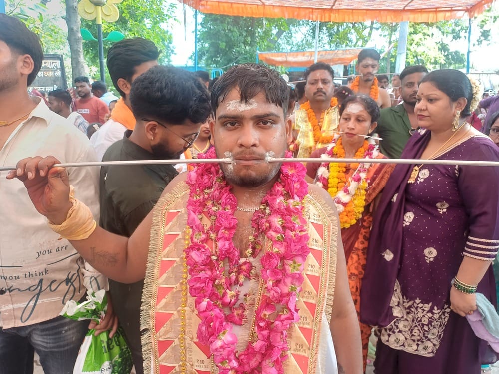 अंबाला छावनी में शीतला माता महोत्सव के दौरान निकाली गई शोभायात्रा में शामिल श्रद्धालु। संवाद अंबाला छावनी में शीतला माता महोत्सव के दौरान निकाली गई शोभायात्रा में शामिल श्रद्धालु। संवाद