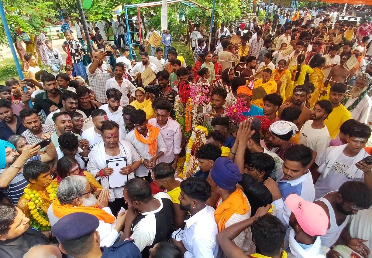 अंबाला छावनी में शीतला माता महोत्सव के दौरान निकाली गई शोभायात्रा में शामिल श्रद्धालु। संवाद अंबाला छावनी में शीतला माता महोत्सव के दौरान निकाली गई शोभायात्रा में शामिल श्रद्धालु। संवाद