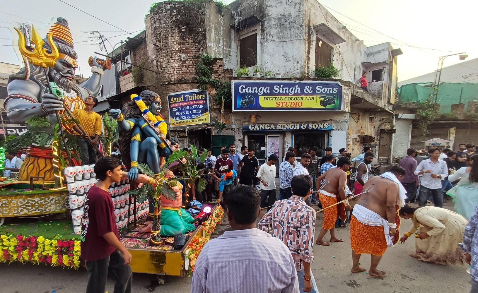 अंबाला छावनी में शीतला माता महोत्सव के दौरान निकाली गई शोभायात्रा में शामिल श्रद्धालु। संवाद अंबाला छावनी में शीतला माता महोत्सव के दौरान निकाली गई शोभायात्रा में शामिल श्रद्धालु। संवाद