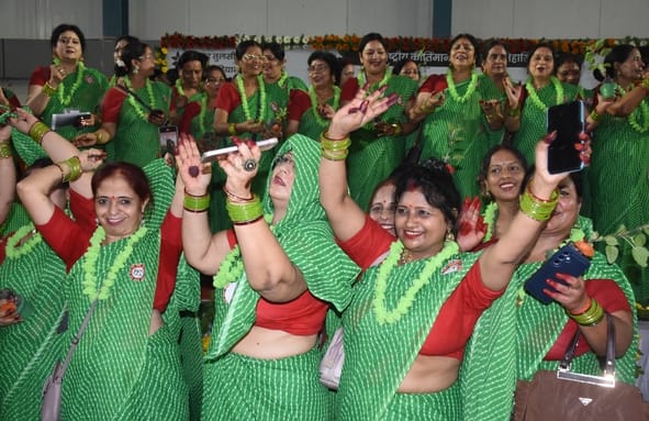 बाबू स्टेडियम के अटल बिहारी हाल में तीज का आयोजन किया गया। बाबू स्टेडियम के अटल बिहारी हाल में तीज का आयोजन किया गया।