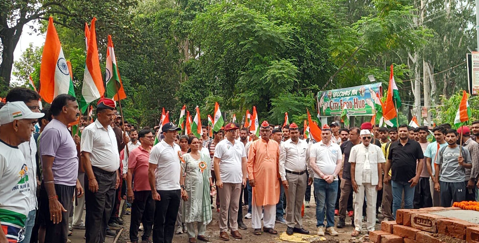 बिजनौर कलक्ट्रेट में स्वतंत्रता दिवस पर ध्वजारोहण के बाद सलामी देती डीएम जसजीत कौर। स्रोत सूचना