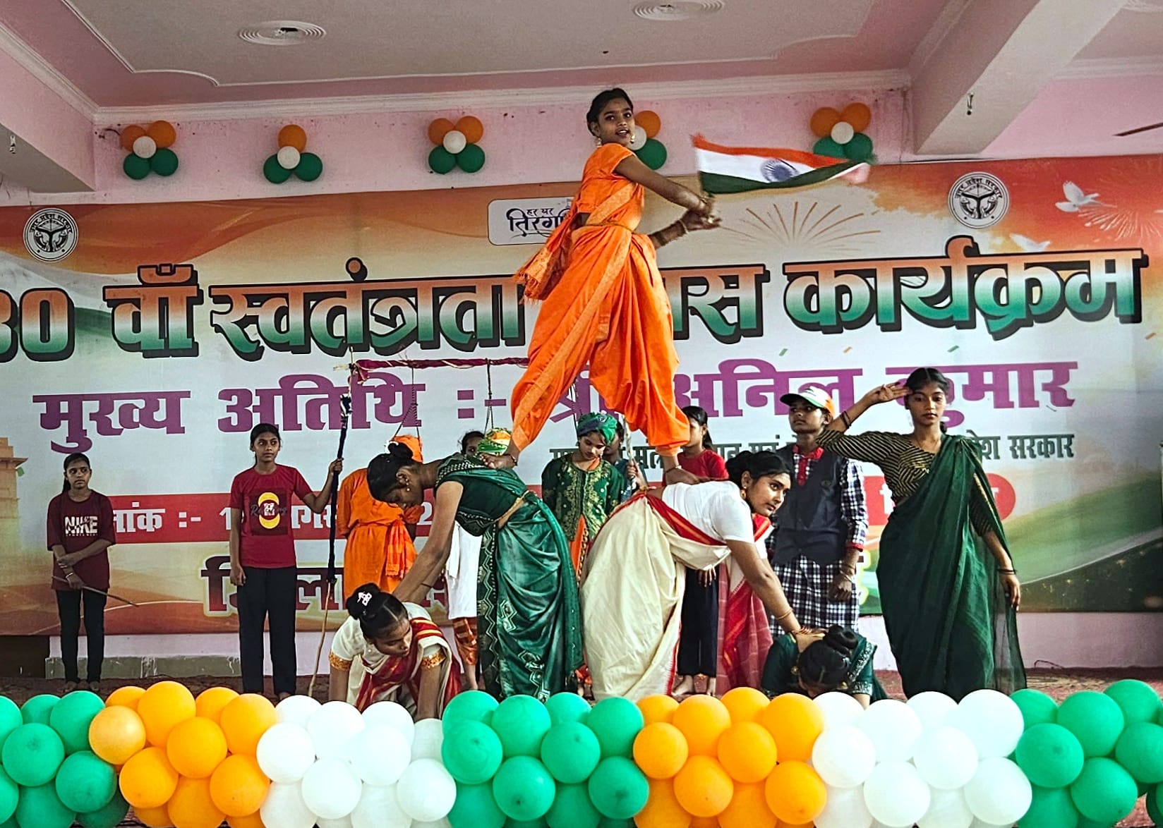बिजनौर कलक्ट्रेट में स्वतंत्रता दिवस पर ध्वजारोहण के बाद सलामी देती डीएम जसजीत कौर। स्रोत सूचना