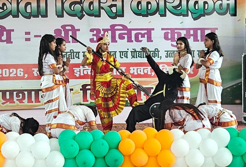 बिजनौर कलक्ट्रेट में स्वतंत्रता दिवस पर ध्वजारोहण के बाद सलामी देती डीएम जसजीत कौर। स्रोत सूचना