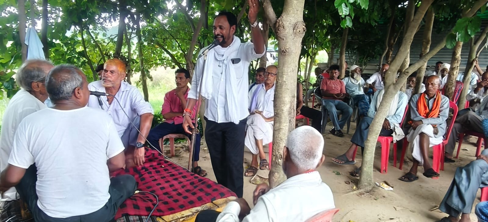बलरामपुर के श्रीदत्तगंज में आल्हा सुनाते गायक । बलरामपुर के श्रीदत्तगंज में आल्हा सुनाते गायक ।