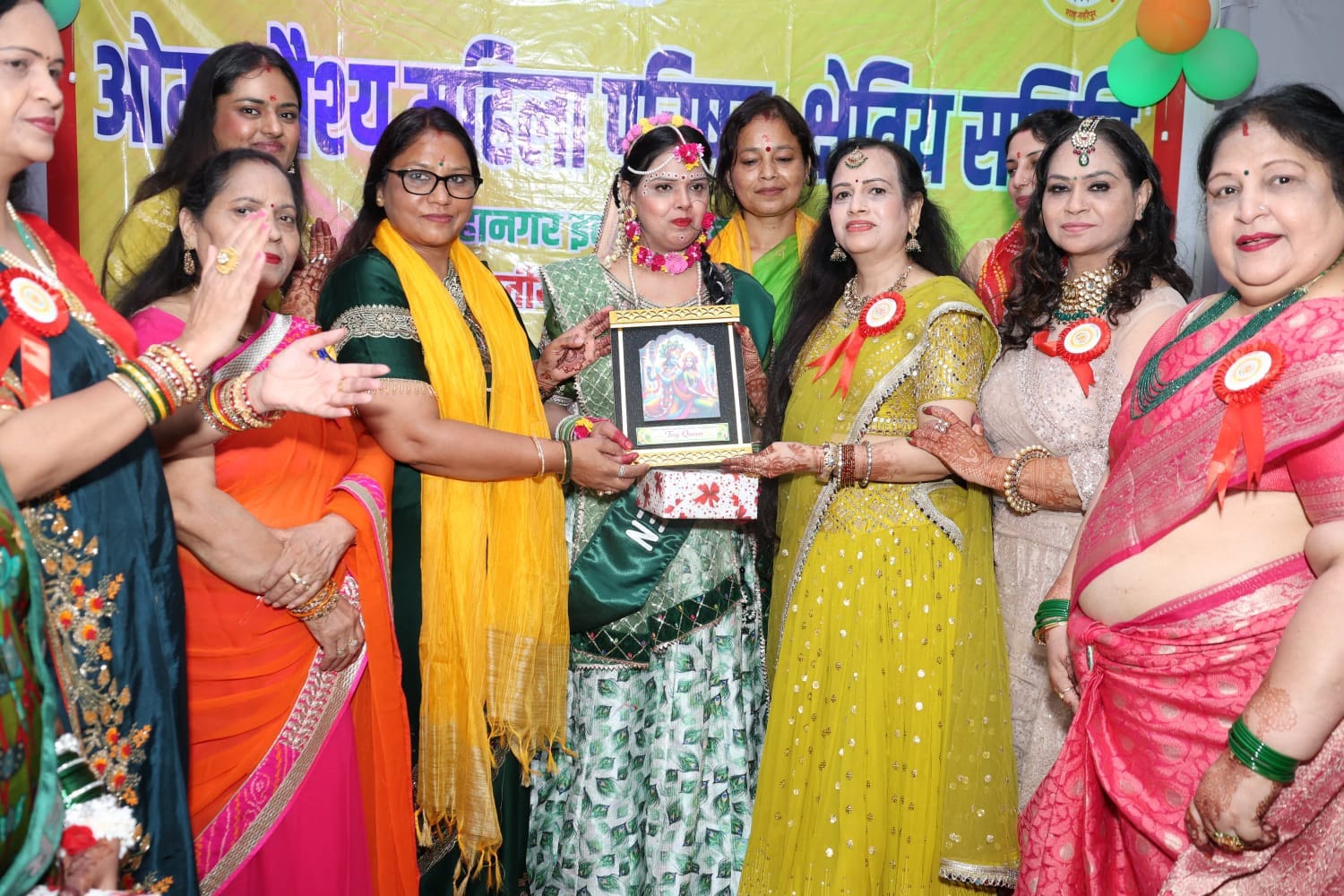बरेली मोड़ स्थित एक होटल में आयोजित रानी लक्ष्मीबाई महिला विंग के तीज उत्सव कार्यक्रम में मेहं