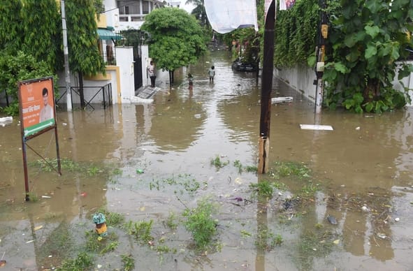 बारिश में जलमग्न हुईं सड़कें, खराब हुईं गाड़ियां