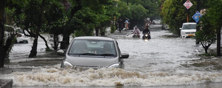 बारिश में जलमग्न हुईं सड़कें, खराब हुईं गाड़ियां