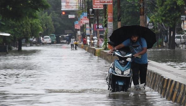बारिश में जलमग्न हुईं सड़कें, खराब हुईं गाड़ियां
