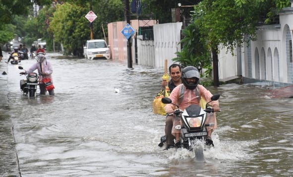 बारिश में जलमग्न हुईं सड़कें, खराब हुईं गाड़ियां