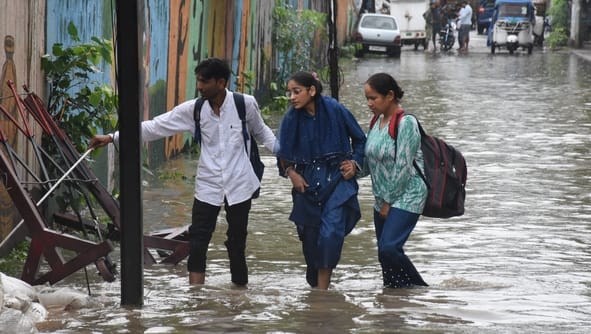 बारिश में जलमग्न हुईं सड़कें, खराब हुईं गाड़ियां