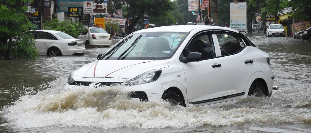 बारिश में जलमग्न हुईं सड़कें, खराब हुईं गाड़ियां