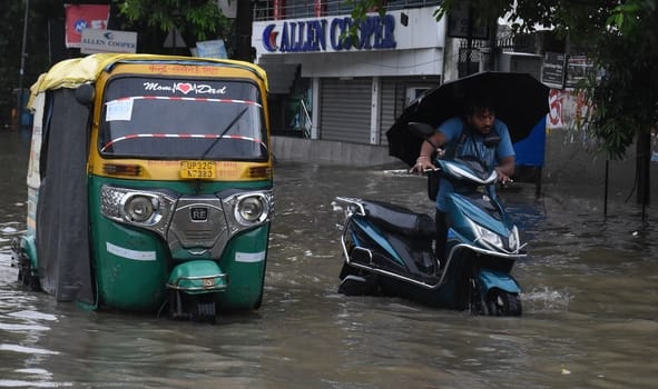 बारिश में जलमग्न हुईं सड़कें, खराब हुईं गाड़ियां