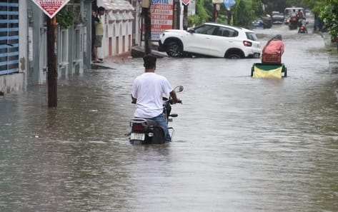 बारिश में जलमग्न हुईं सड़कें, खराब हुईं गाड़ियां