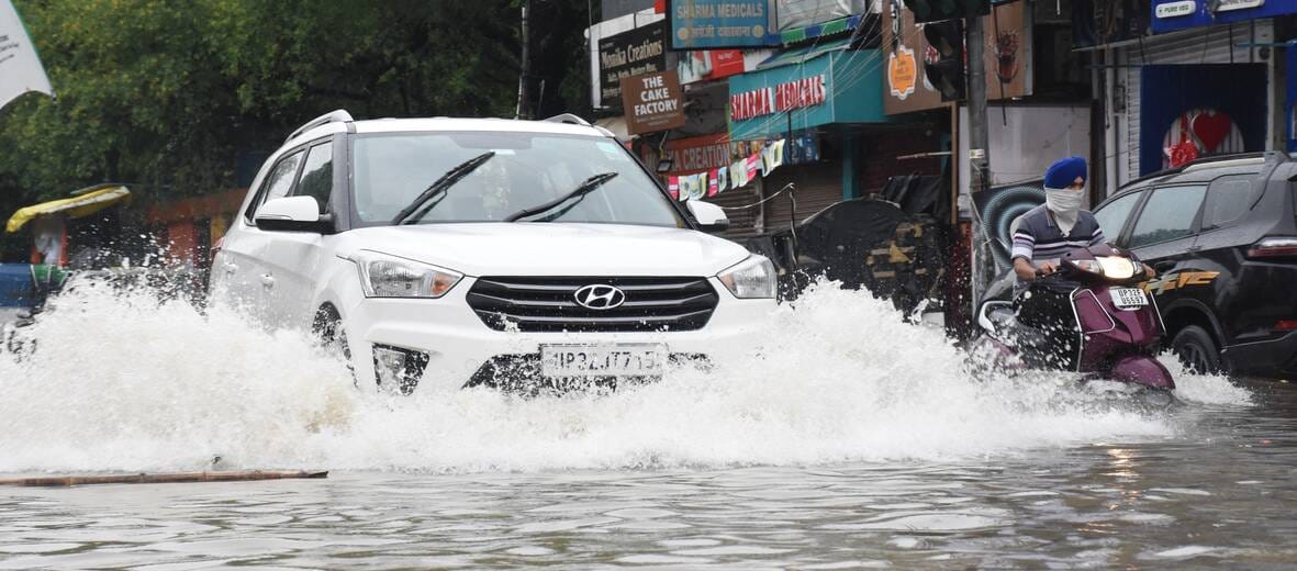 बारिश में जलमग्न हुईं सड़कें, खराब हुईं गाड़ियां
