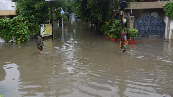 बारिश में जलमग्न हुईं सड़कें, खराब हुईं गाड़ियां