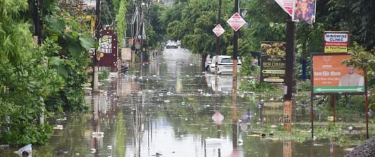 बारिश में जलमग्न हुईं सड़कें, खराब हुईं गाड़ियां