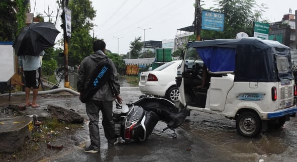 बारिश में जलमग्न हुईं सड़कें, खराब हुईं गाड़ियां
