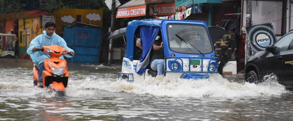 बारिश में जलमग्न हुईं सड़कें, खराब हुईं गाड़ियां