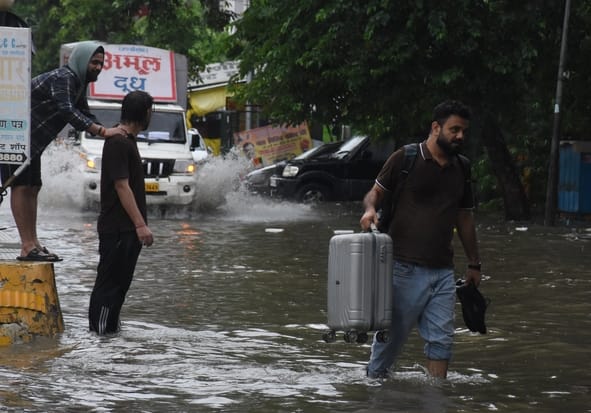बारिश में जलमग्न हुईं सड़कें, खराब हुईं गाड़ियां