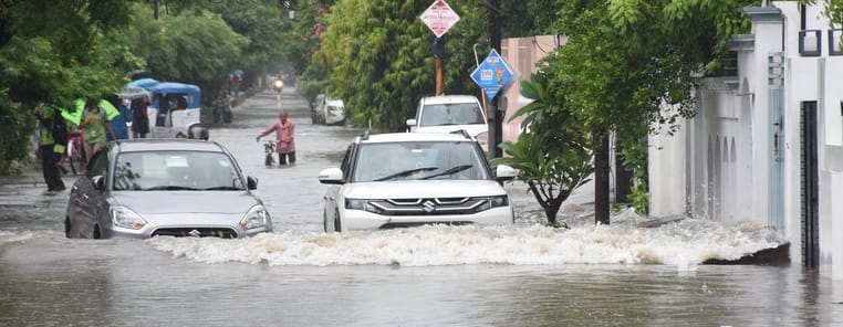 बारिश में जलमग्न हुईं सड़कें, खराब हुईं गाड़ियां
