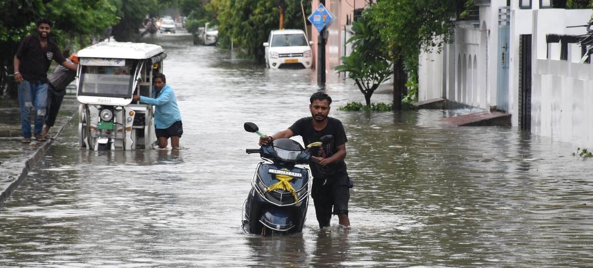 बारिश में जलमग्न हुईं सड़कें, खराब हुईं गाड़ियां