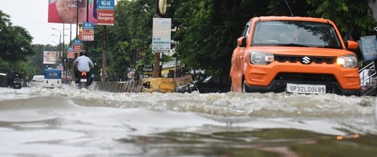 बारिश में जलमग्न हुईं सड़कें, खराब हुईं गाड़ियां