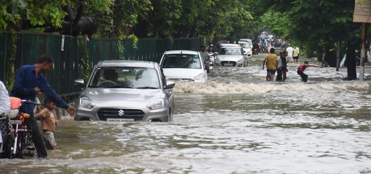 बारिश में जलमग्न हुईं सड़कें, खराब हुईं गाड़ियां