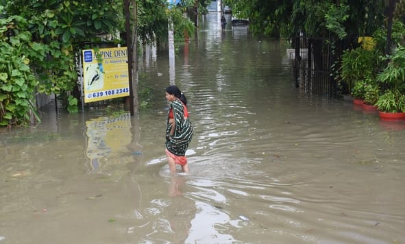 बारिश में जलमग्न हुईं सड़कें, खराब हुईं गाड़ियां
