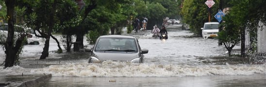 बारिश में जलमग्न हुईं सड़कें, खराब हुईं गाड़ियां