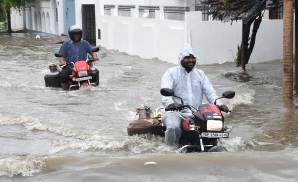 बारिश में जलमग्न हुईं सड़कें, खराब हुईं गाड़ियां