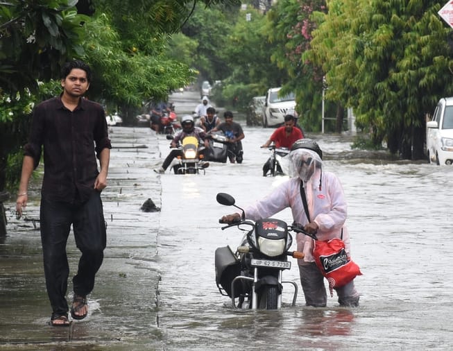 बारिश में जलमग्न हुईं सड़कें, खराब हुईं गाड़ियां