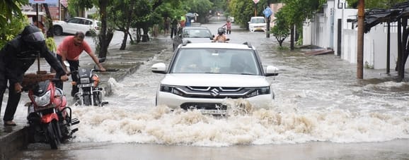 बारिश में जलमग्न हुईं सड़कें, खराब हुईं गाड़ियां