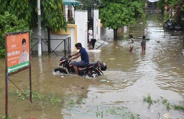 बारिश में जलमग्न हुईं सड़कें, खराब हुईं गाड़ियां