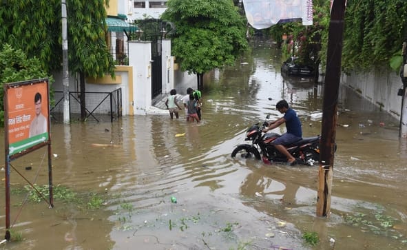 बारिश में जलमग्न हुईं सड़कें, खराब हुईं गाड़ियां