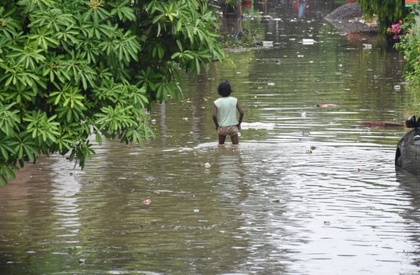 बारिश में जलमग्न हुईं सड़कें, खराब हुईं गाड़ियां