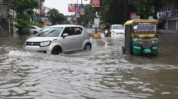 बारिश में जलमग्न हुईं सड़कें, खराब हुईं गाड़ियां