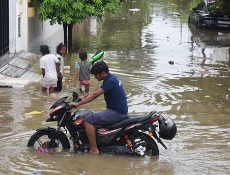 बारिश में जलमग्न हुईं सड़कें, खराब हुईं गाड़ियां