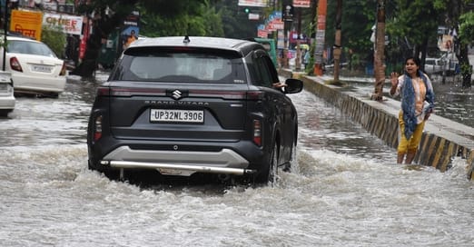 बारिश में जलमग्न हुईं सड़कें, खराब हुईं गाड़ियां