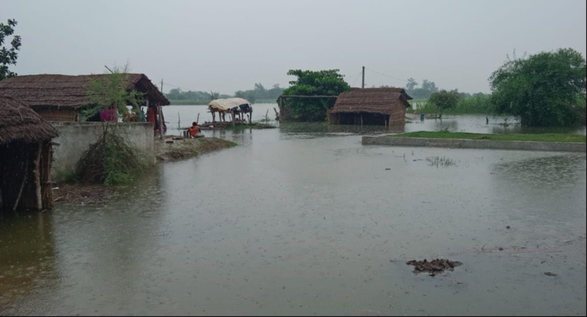 बाढ़ के हालात और मौके पर मौजूद अधिकारी। -संवाद