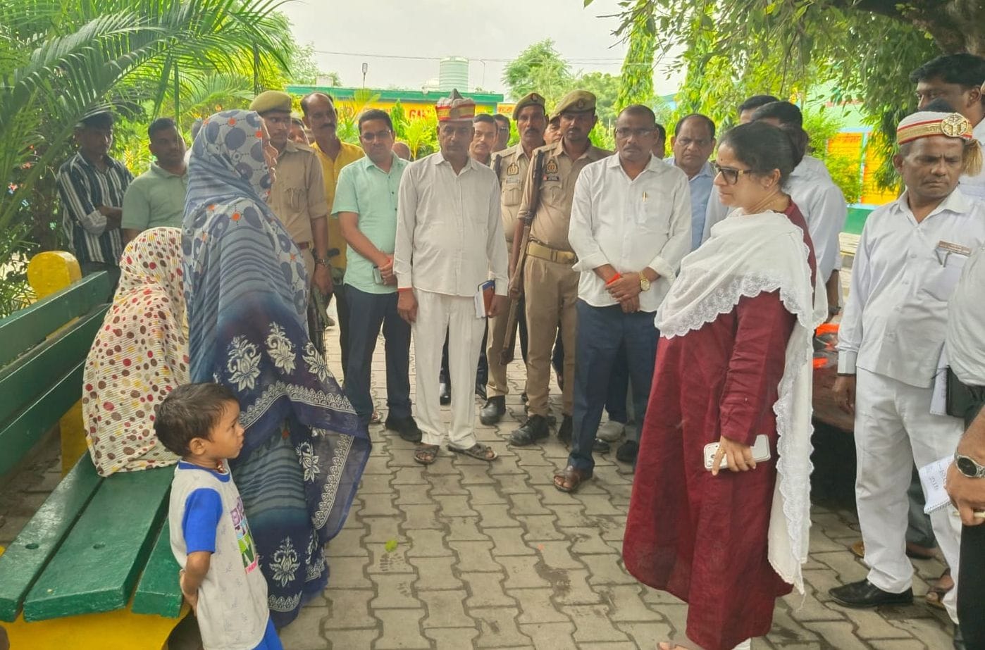 बाढ़ के हालात और मौके पर मौजूद अधिकारी। -संवाद