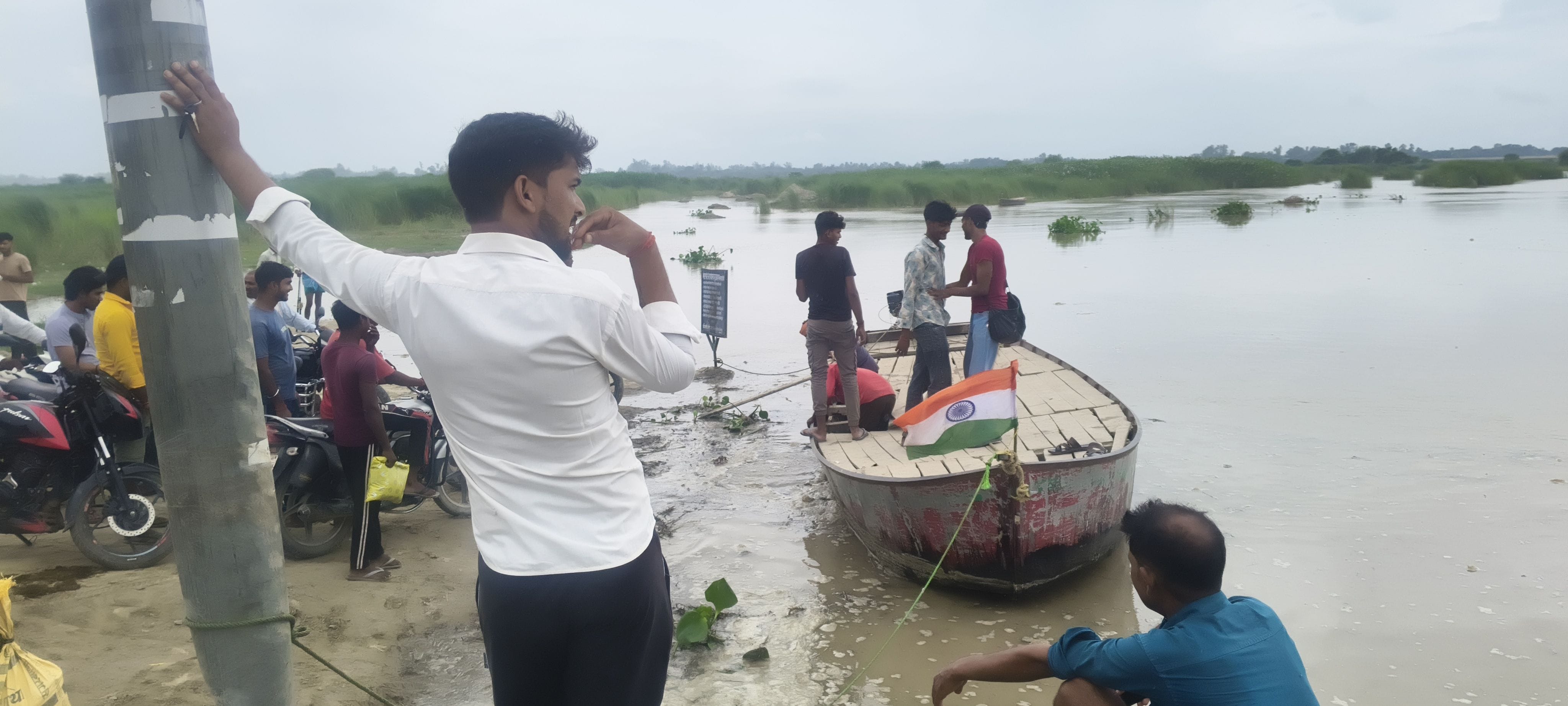 बाढ़ के हालात और मौके पर मौजूद अधिकारी। -संवाद