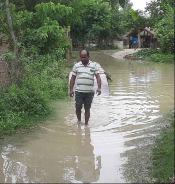 बाढ़ के हालात और मौके पर मौजूद अधिकारी। -संवाद