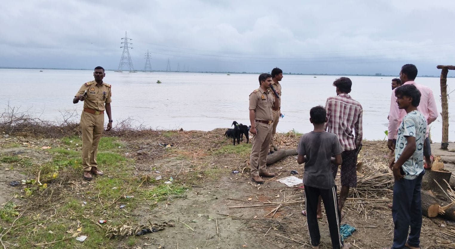 बाढ़ के हालात और मौके पर मौजूद अधिकारी। -संवाद