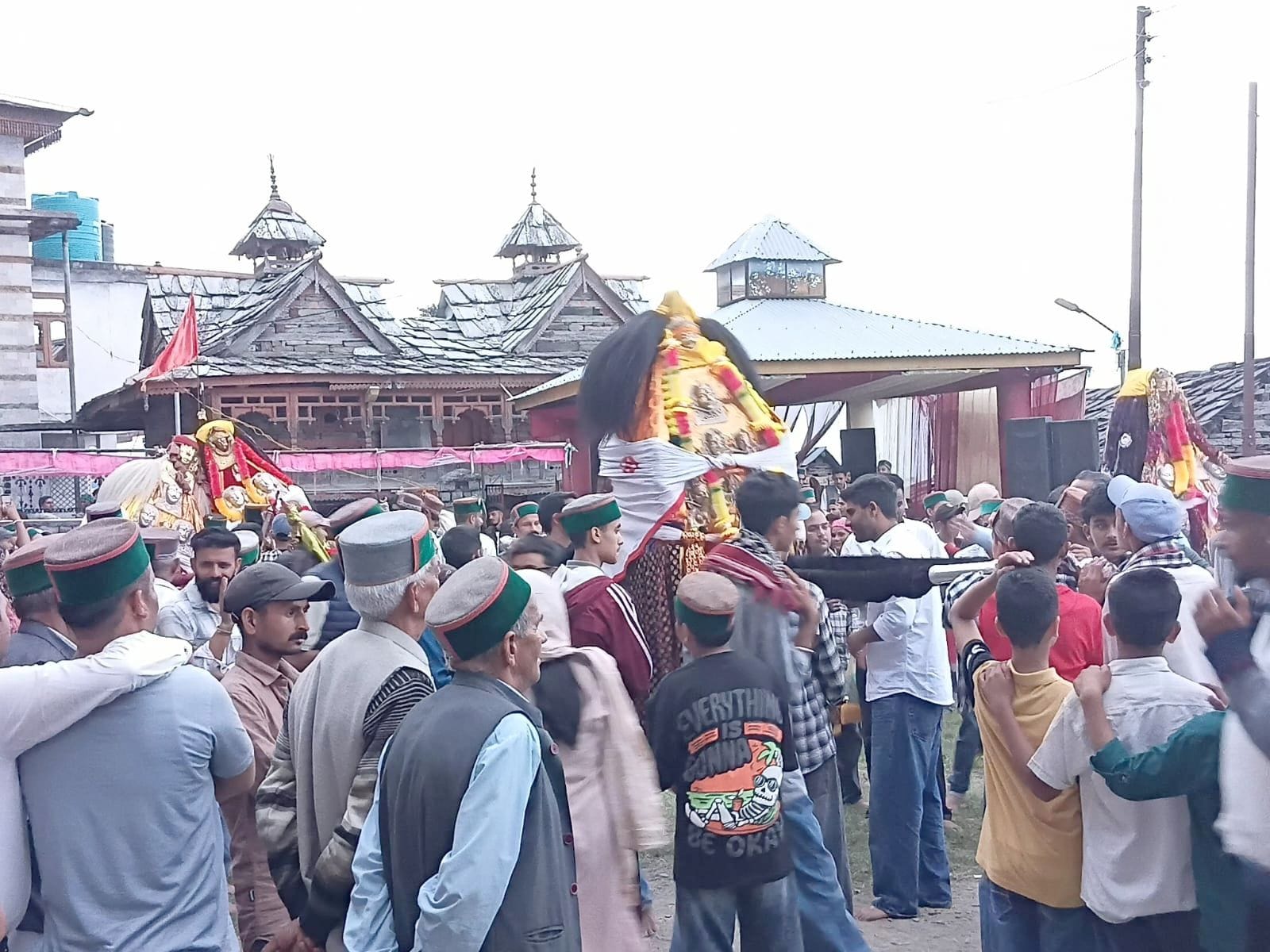 डंसा में रस्साकशी स्पर्धा की विजेता टीम महिला मंडल जगूणी को सम्मानित करते मुख्यातिथि। डंसा में रस्साकशी स्पर्धा की विजेता टीम महिला मंडल जगूणी को सम्मानित करते मुख्यातिथि।