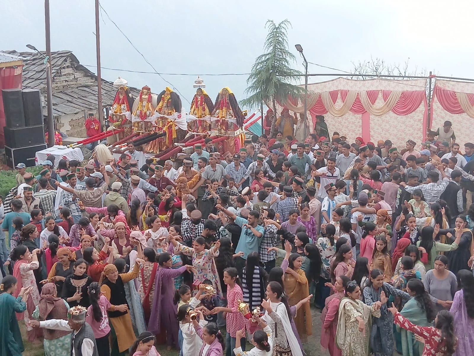 डंसा में रस्साकशी स्पर्धा की विजेता टीम महिला मंडल जगूणी को सम्मानित करते मुख्यातिथि। डंसा में रस्साकशी स्पर्धा की विजेता टीम महिला मंडल जगूणी को सम्मानित करते मुख्यातिथि।