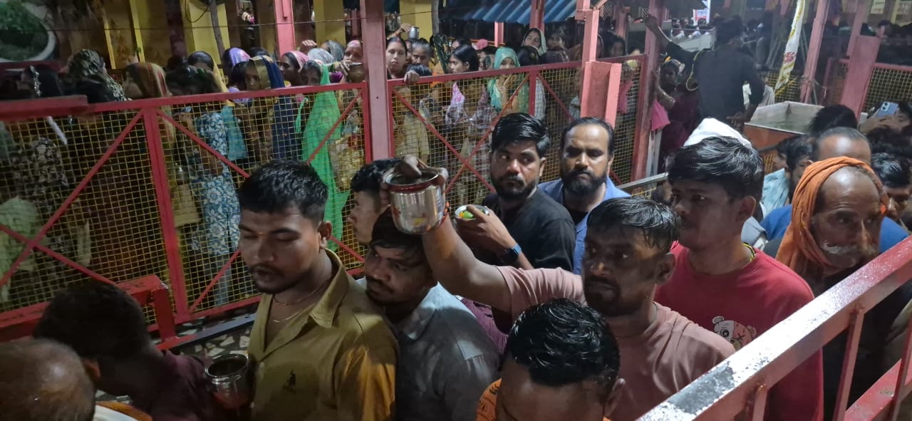 तीसरे सावन सोमवार पर जागेश्वरनाथ के दर्शन करते लोग तीसरे सावन सोमवार पर जागेश्वरनाथ के दर्शन करते लोग