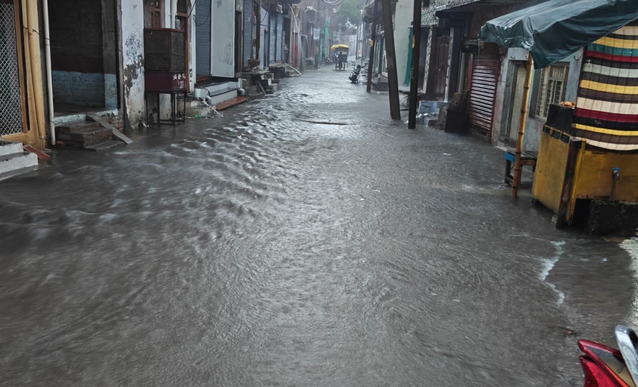 फोटो - 10 कोंच में बारिश के बाद बाइक तक सड़क पर भरा पानी। संवाद